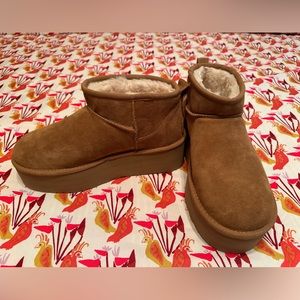 NWOT UGG Size 9 Chestnut Classic Ultra Mini Platform Suede Booties
